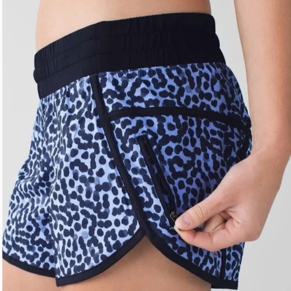 lululemon Tracker Short III Size 4 in Ace Spot Lullaby & Black - Picture 1 of 14